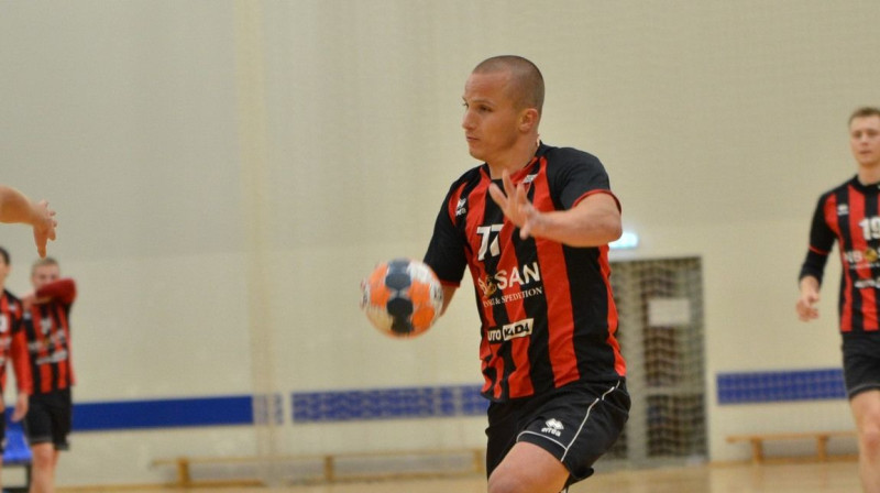 Uzbrukumā Ritvars Balceris (Celtnieks Rīga). Foto: handball.lv