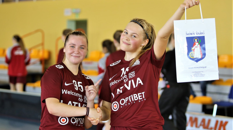 Anna Ankudinova (#95) un Jūlija Rozīte (#16). Foto: Ritvars Raits, floorball.lv