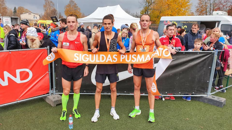 Siguldas pusmaratona godalgoto vietu ieguvēji. Foto: Mareks Galinovskis