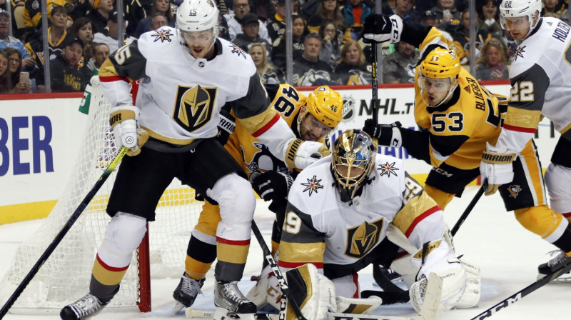 Teodors Bļugers (nr. 53) cīnās pie "Golden Knights" vārtiem. Foto: AP/Scanpix