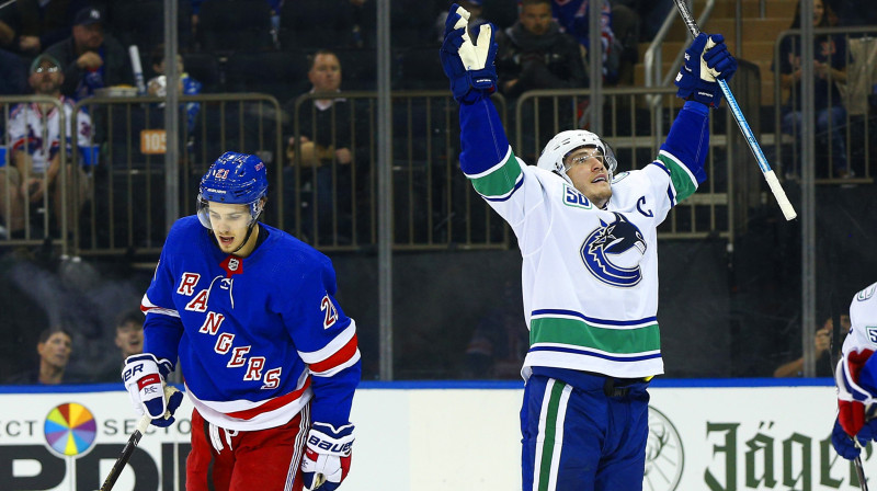 Vankūveras "Canucks" kapteinis Bo Horvats svin vārtu guvumu. Foto: Andy Marlin/USA Today Sports/Scanpix