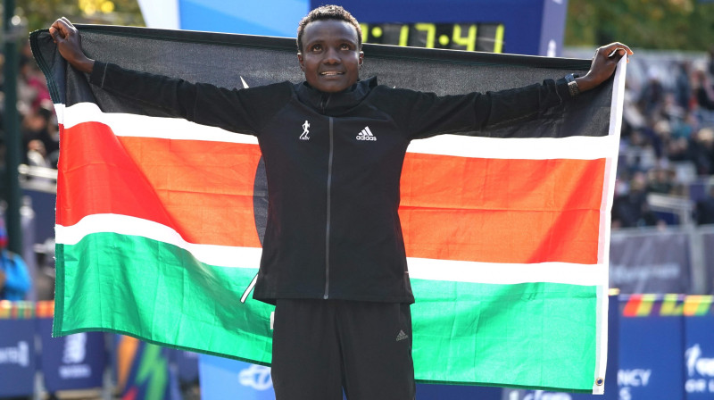 Džoselina Džepkosegi pēc uzvaras Ņujorkas maratonā. Foto: AFP/Scanpix