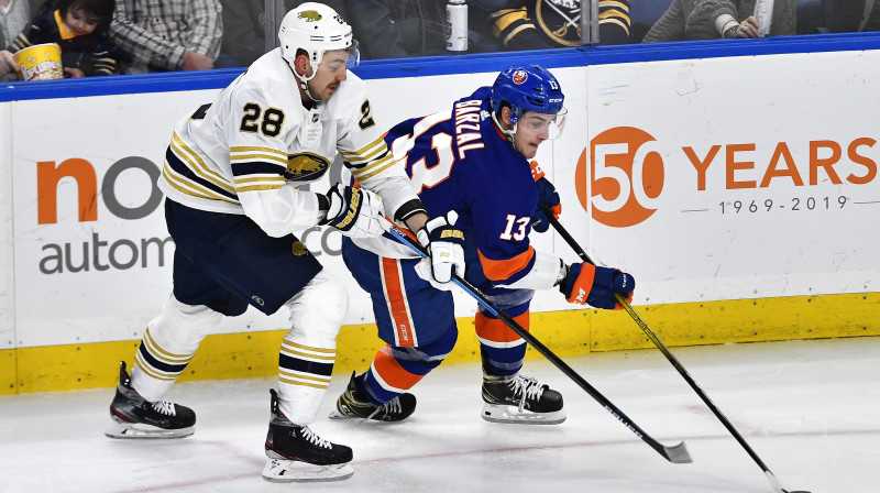 Zemgus Girgensons cīņā ar Metjū Barzalu. Foto: Adrian Kraus/AP/Scanpix