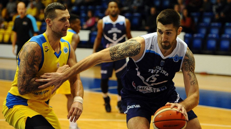 Ronalds Zaķis un Fahro Alihodžičs. Foto: FIBA