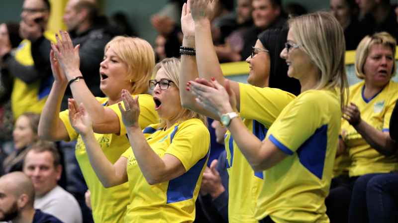 Stalbes "Pārgaujas" kvēlākās līdzjutējas. Foto: Ritvars Raits, floorball.lv