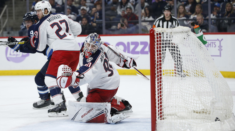 Vinipegas "Jets" tikko ieraidījusi ripu Elvja Merzļikina vārtos. Foto: John Woods/AP/Scanpix