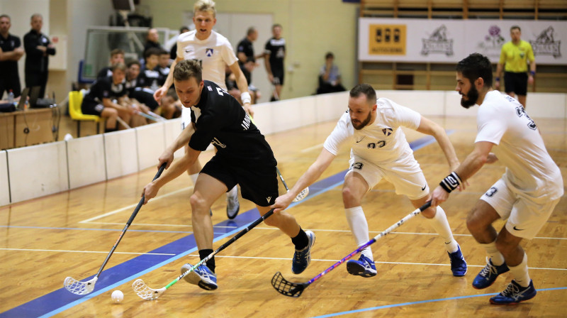 Uzvaras vārtu autors Elvijs Jankovskis Bauskas florbolistu ielenkumā. Foto: Ritvars Raits, floorball.lv