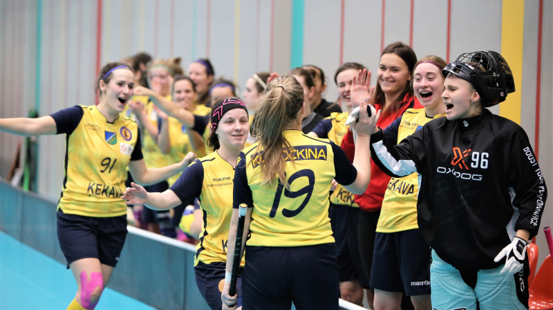 Ķekaviešu prieks pēc Viktorijas Kuročkinas uzvaras vārtu guvuma. Foto: Ritvars Raits, floorball.lv