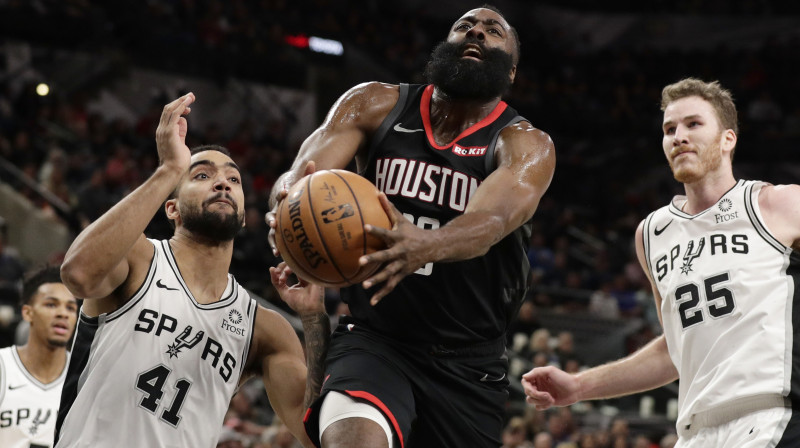 Džeimss Hārdens laužoties uz Sanantonio "Spurs" grozu. Foto: Eric Gay/AP/Scanpix