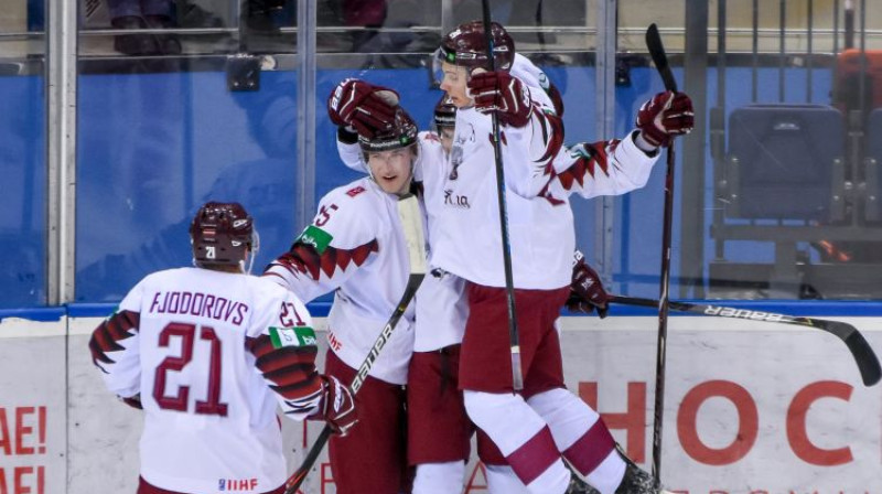 Latvijas U20 izlases hokejisti svin vārtu guvumu. Foto: Hockey.by