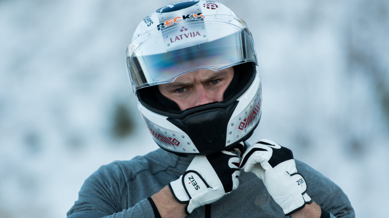 Matīss Miknis stums gan Ķibermaņa divnieku, gan četrinieku kamanas. Foto: Viesturs Lācis/bobslejs.lv