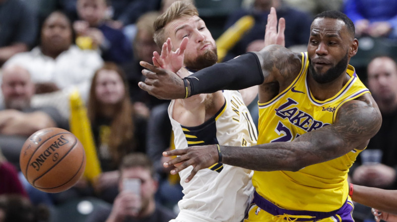 Domants Sabonis pret Lebronu Džeimsu. Foto: Michael Conroy/AP/Scanpix