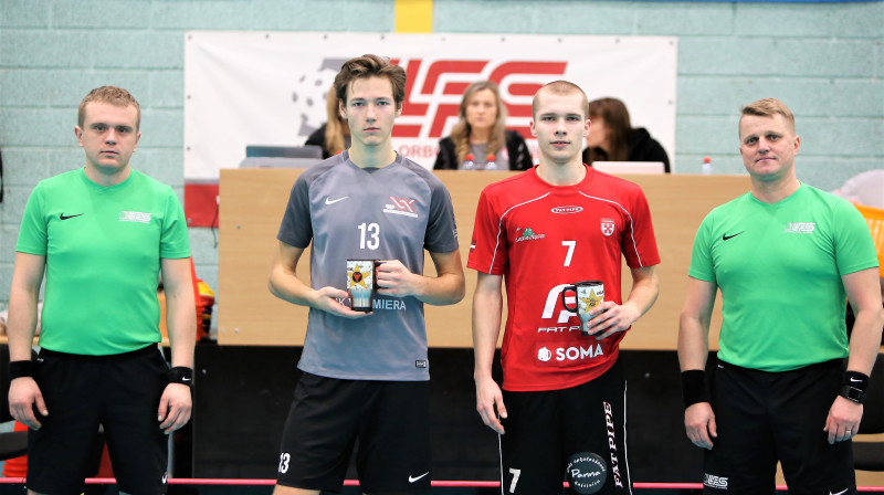 Labākie spēlētāji: Lauris Alvis Stiprais (Valmiera) un Niks Blumfelds (Lielvārde/Fat Pipe). Foto: Ritvars Raits, floorball.lv