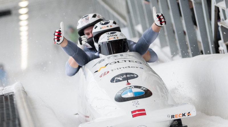 Oskara Ķibermaņa ekipāžai iemesls priecāties. Foto: Viesturs Lācis/bobslejs.lv