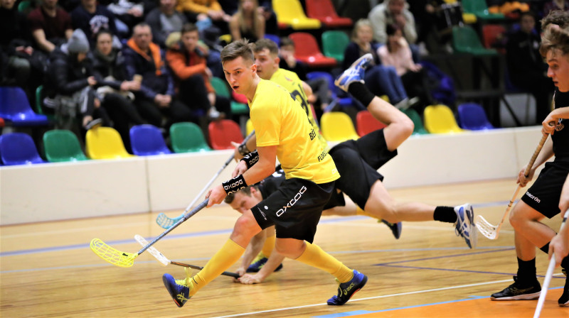 Spēles moments starp komandām "Ogres Vilki" un "Rubene". Foto: Ritvars Raits, floorball.lv