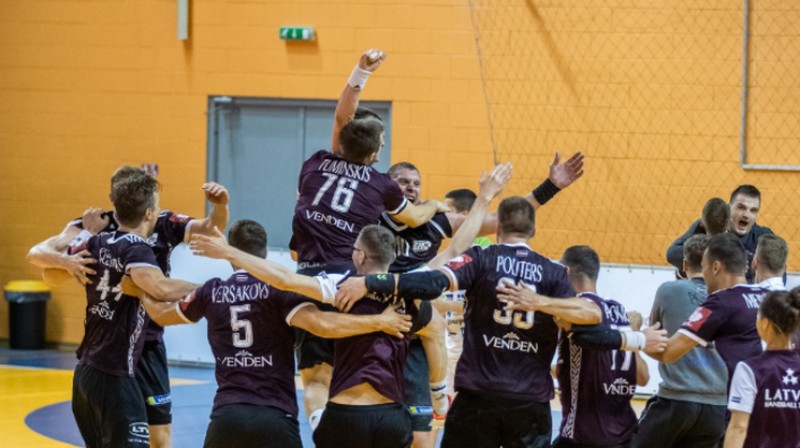 Latvijas handbola izlase svin uzvaru pār Slovēniju un iekļūšanu Eiropas čempionāta finālturnīrā. Foto: Raivo Sarelainens, handball.lv