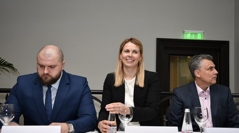 Artūrs Štālbergs, Anete Jēkabsone-Žogota, Jānis Šipkēvics, iespējams, garākajā preses konferencē Latvijas basketbola vēsturē. Foto: Romāns Kokšarovs, f64.lv