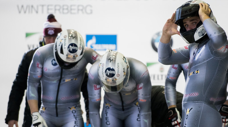 Oskars Ķibermanis un stūmēji startā. Foto: Viesturs Lācis/bobslejs.lv