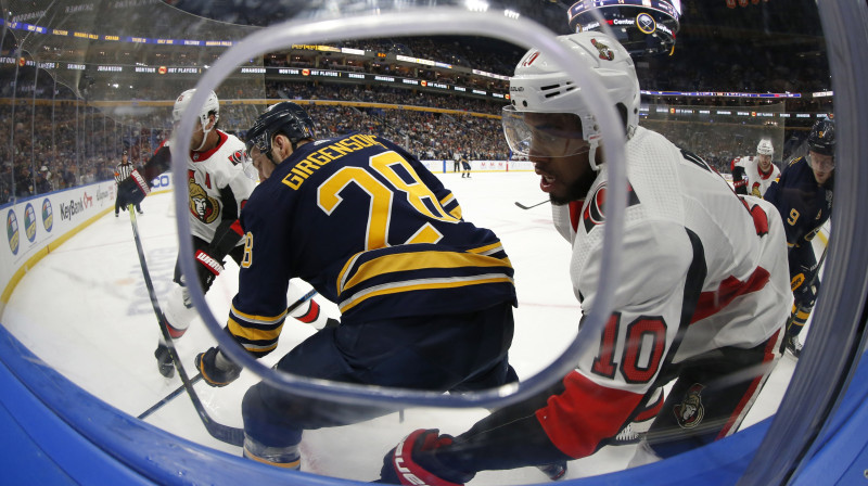 Zemgus Girgensons cīņā pie laukuma apmales. Foto: Timothy T. Ludwig/USA Today Sports/Scanpix