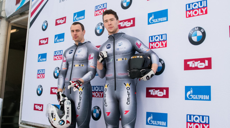 No kreisās: stūmējs Dāvis Spriņģis un pilots Ralfs Bērziņš. Foto: Viesturs Lācis/bobslejs.lv