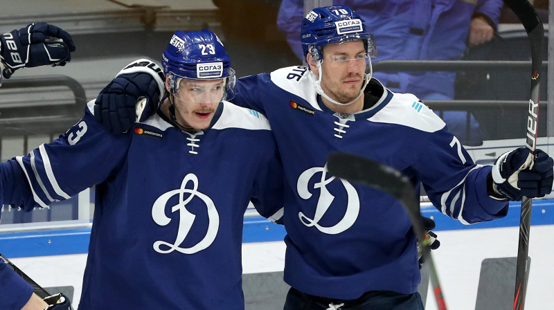 Miks Indrašis (pa labi) un KHL otrs rezultatīvākais uzbrucējs Dmitrijs Jaškins. Foto: Mikhail Tereschenko/TASS/Scanpix