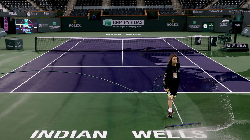 Tukšā Indianvelsas tenisa stadiona uzkopšana. Foto: Scanpix/AFP