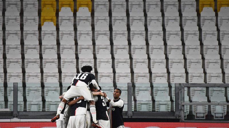 Turīnas "Juventus" futbolisti tukšā stadionā priecājas par vārtu guvumu. Foto: AFP/Scanpix