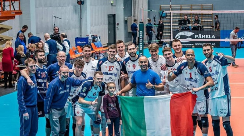 "Powervolley Milano" volejbolisti ar itāliešu līdzjutēju, kurš dzīvo Sāremā salā. Foto: Powervolley Milano