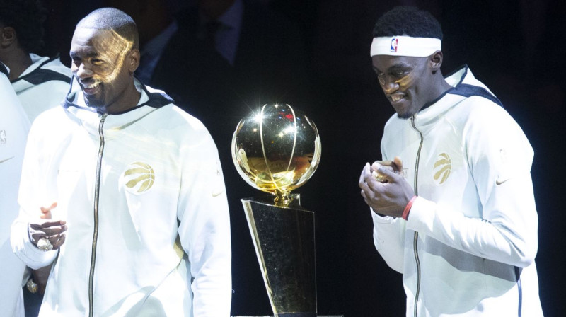 Seržs Ibaka un Paskāls Siakams iepretim Lerija O'Braiena vārdā nosauktajai NBA čempionu trofejai. Foto: PA Images / Scanpix