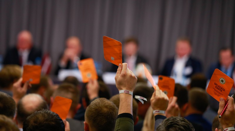 Balsošana Latvijas Futbola federācijas kongresā. Foto: LFF