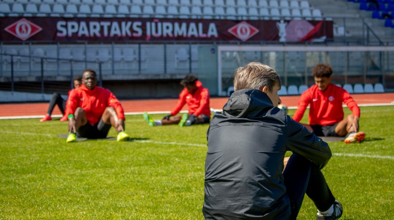 Jūrmalas "Spartaka" galvenā trenera asistents Sauļus Cekanavičs un spēlētāji. Foto: FK "Spartaks"