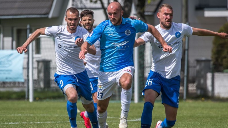 Artūrs Zjuzins, Leonels Strumija un Vjačeslavs Isajevs cenšas noķert Romanu Debelko. Foto: Zigismunds Zālmanis/Riga FC