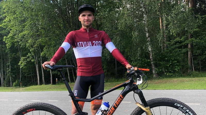 Mārtiņš Blūms Latvijas čempiona kreklā. Foto no sportista Instagram profila