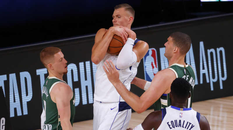 Kristaps Porziņģis cīņā par atlēkušo bumbu. Foto: AFP/Scanpix.