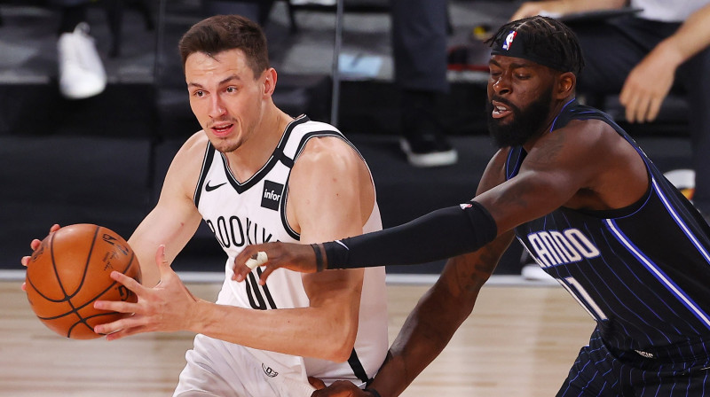 Rodions Kurucs pret Džeimsu Enisu. Foto: AFP/Scanpix