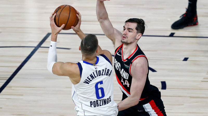 Kristaps Porziņģis pret Mario Hezonju. Foto: AFP/Scanpix