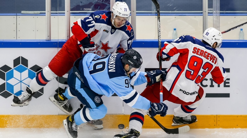 Cīņa starp Novosibirskas "Sibir" un Maskavas CSKA hokejistiem. Foto: Kirill Kukhmar/TASS/Scanpix