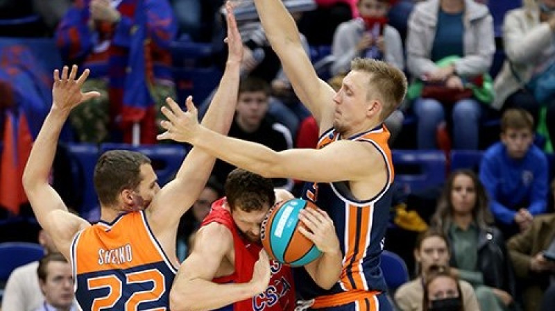 Jānis Strēlnieks cenšas tikt garām Marekam Mejerim. Foto: CSKA