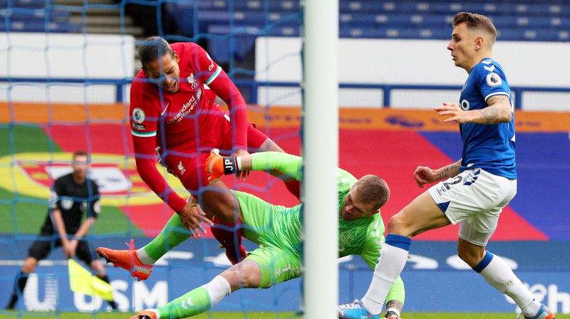 Džordans Pikfords ielido kājās Virdžilam van Deikam. Foto: Reuters/Scanpix