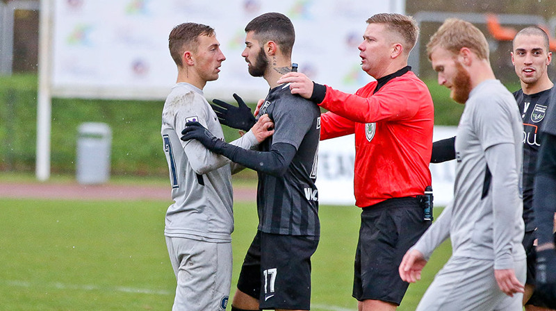 Bijušais valmieriešu kapteinis Aleksejs Grjaznovs pārmij vārdus ar Žoržinju. Foto: Jānis Līgats