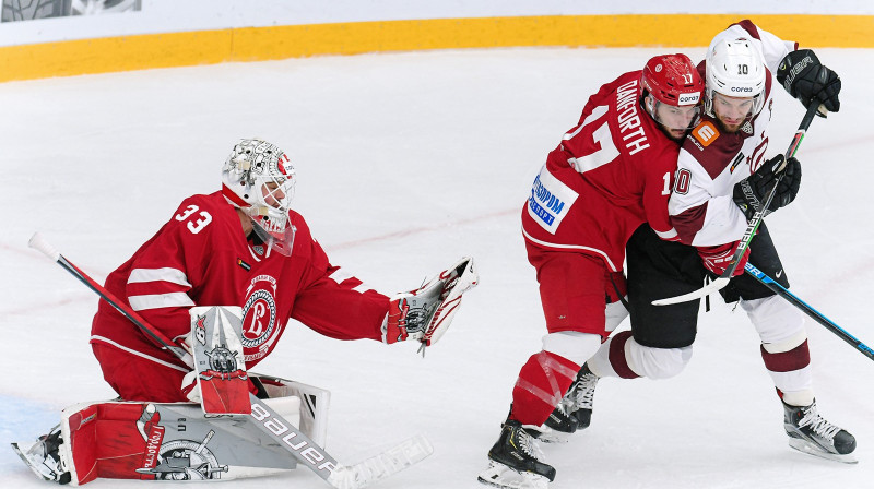 Lauris Dārziņš cīņā ar Džastinu Denfortu abu komandu iepriekšējā spēlē. Foto: HC Vityaz