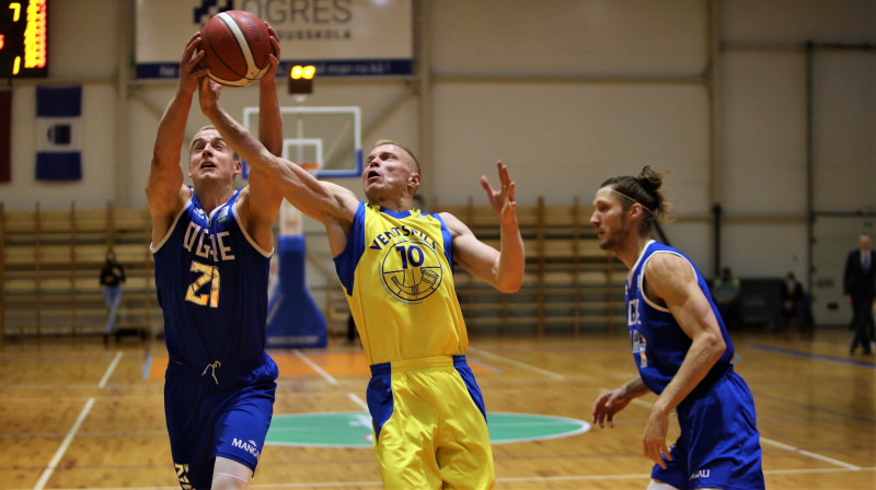 Kristaps Mediss (#10) pret Kristapu Dārgo (#21). Foto: Ritvars Raits