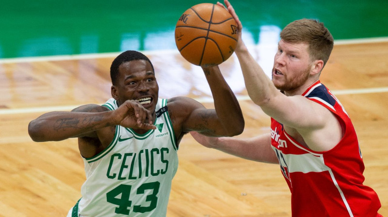 Dāvis Bertāns (no labās) mačā pret Bostonas ''Celtics''. Foto: EPA/Scanpix