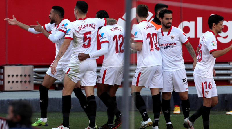 "Sevilla" futbolisti, atzīmējot En Nesiri "hat-trick"
foto: EPA/Scanpix.ee