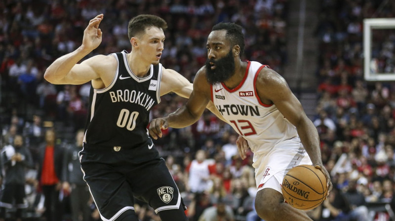 Rodions Kurucs un Džeimss Hārdens 2019. gada 28. decembrī Hjūstonā. Foto: USA Today/Scanpix