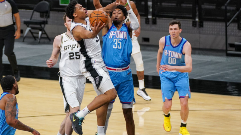 Rodions Kurucs (pa labi). Foto: USA Sports Today/Scanpix