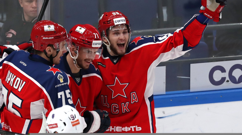 Maskavas CSKA hokejisti svin vārtu guvumu. Foto: Anton Novoderezhkin/TASS/Scanpix