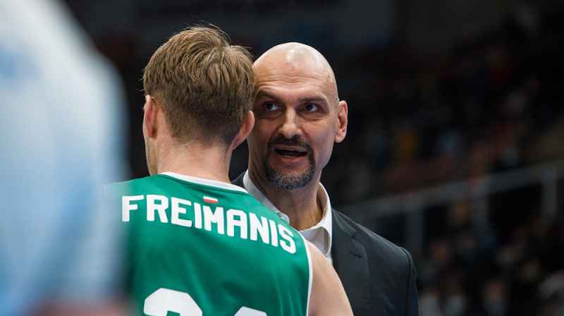 Rolands Freimanis un treneris Žans Tabaks. Foto: VTB līga