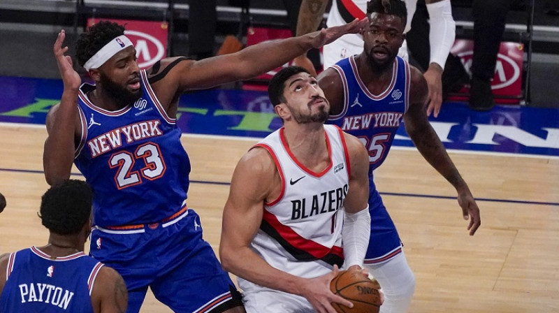 Enes Kanters "Knicks" spēlētāju ielenkumā. Foto: USA TODAY Sports/Scanpix