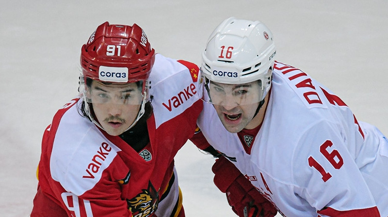 Kaspars Daugaviņš pa labi. Foto: Deniss Dudujevs, HC Vityaz